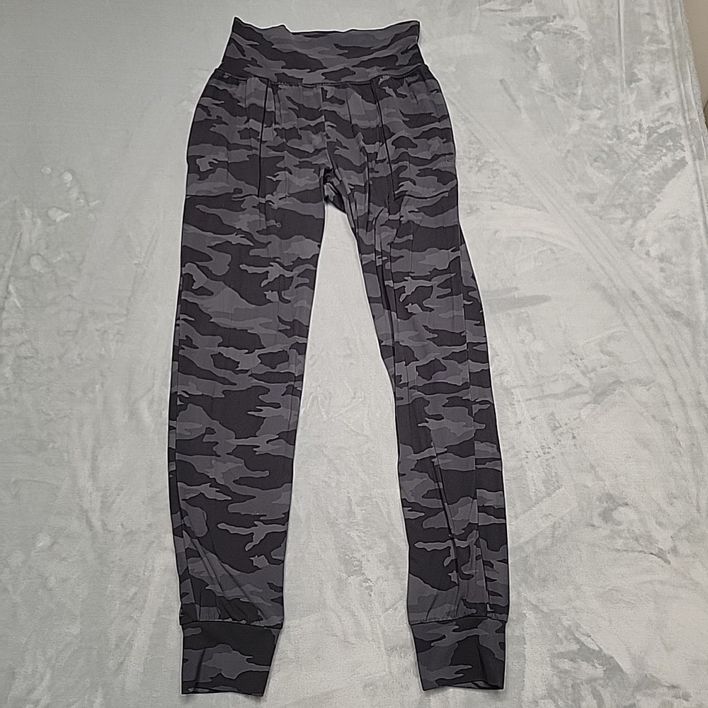 Athleta Salutation Camo Jogger Womens Small‎ Tall Grey Camouflage High Rise Yoga